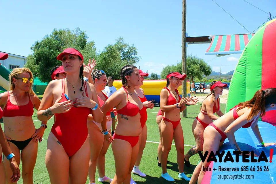 Grupo de chicas en una despedida de soltera en el campo multiaventura de Gandia