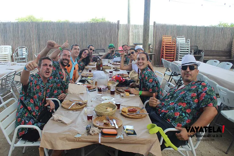 Grupo de despedida comiendo en el centro multiaventura de Gandia: foto 2