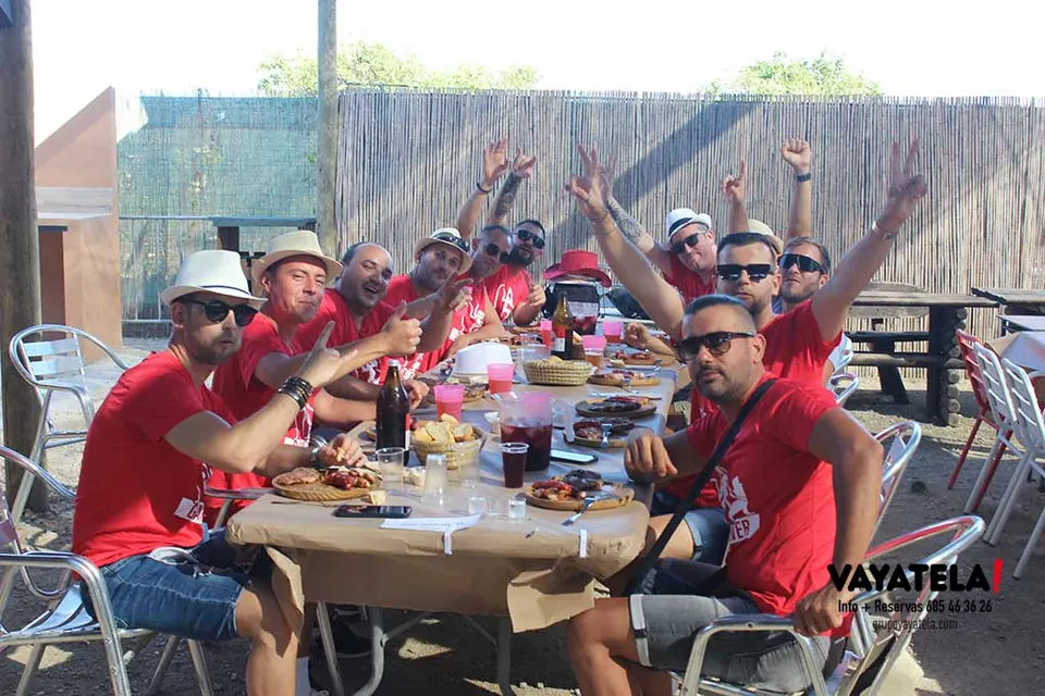 Grupo de despedida comiendo en el centro multiaventura de Gandia: foto 4