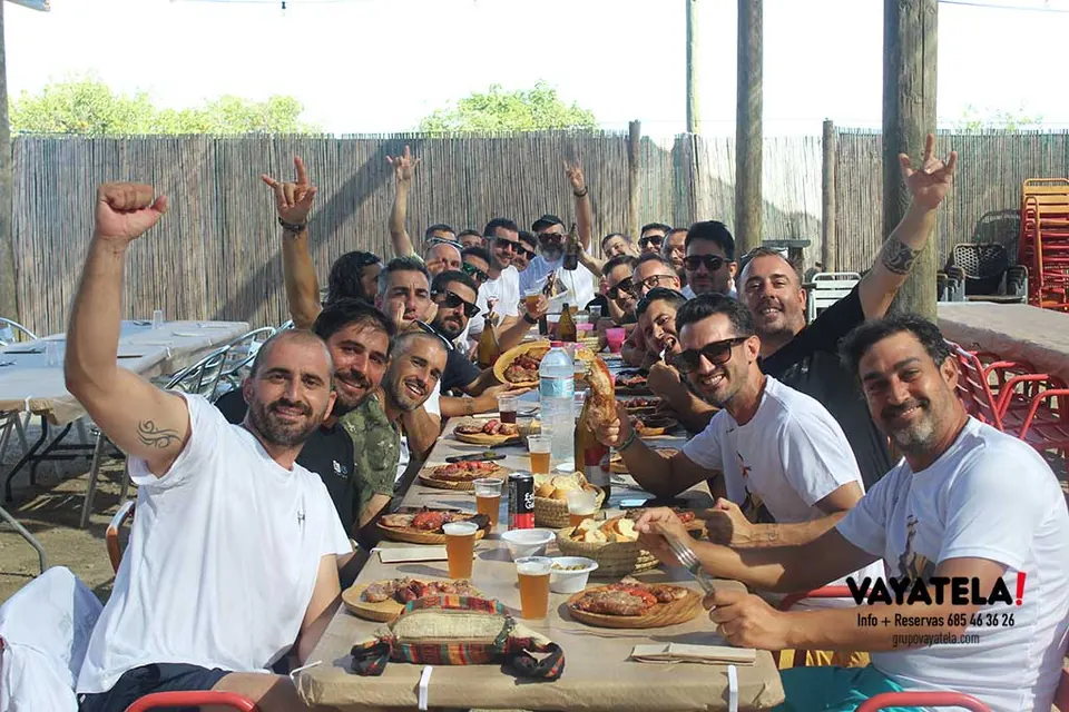 Grupo de despedida comiendo en el centro multiaventura de Gandia: foto 5
